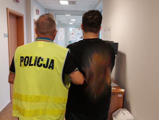 Tomaszów Mazowiecki: poszukiwany 30-latek wpadł w mieszkaniu. Funkcjonariusz Policji z zatrzymanym, poszukiwanym trzydziestolatkiem.
