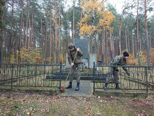 Tomaszowscy strzelcy posprzątali miejsca pamięci narodowej