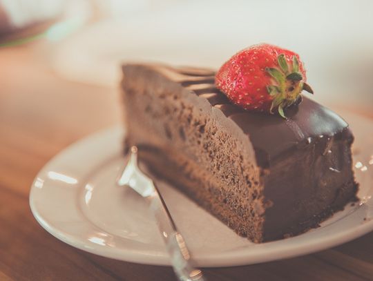 Tort na ważną uroczystość: upiec samemu czy zamówić?