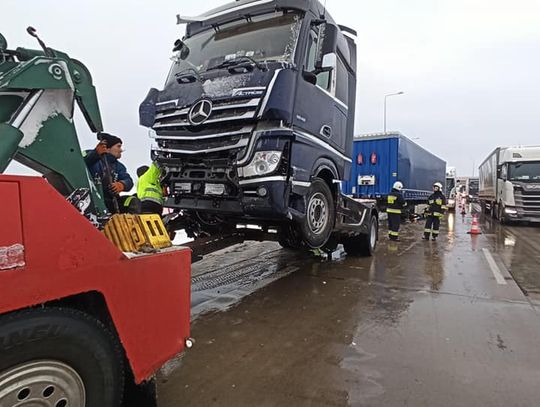 Trzy ciężarówki zablokowały "ósemkę"