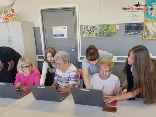 Uczniowie z Tomaszowa uczyli seniorów nowych technologii. Międzypokoleniowe spotkanie w SP nr 14
