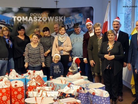 Upominki dla dzieci wręczono... opiekunom