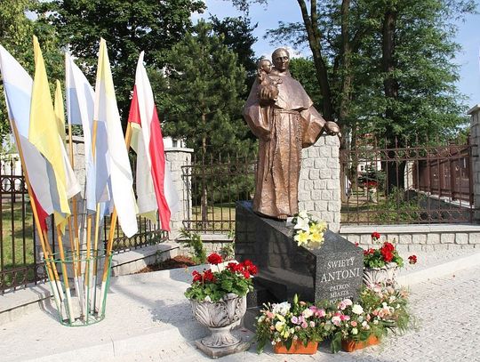Uroczyste odsłonięcie pomnika św. Antoniego, patrona miasta i powiatu