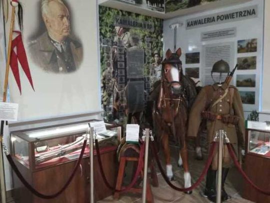 Uroczyste wręczenie broni.