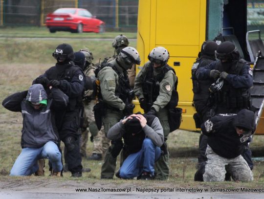 Uwolnili zakładników uwięzionych w autobusie