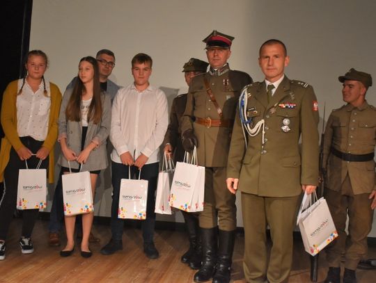 W hołdzie tomaszowskim bohaterom wojennym