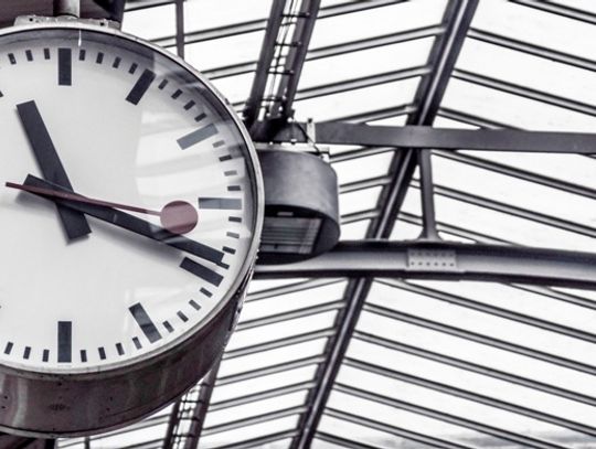 W nocy z soboty na niedzielę śpimy godzinę dłużej. Wskazówki cofamy o 60 minut