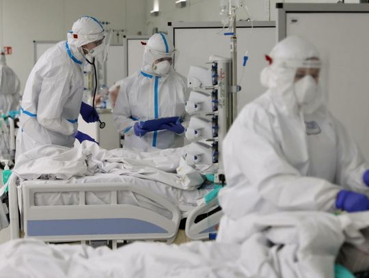 W Polsce zmarło ponad 110 tys. osób z COVID-19, w tym 304 lekarzy i 257 pielęgniarek