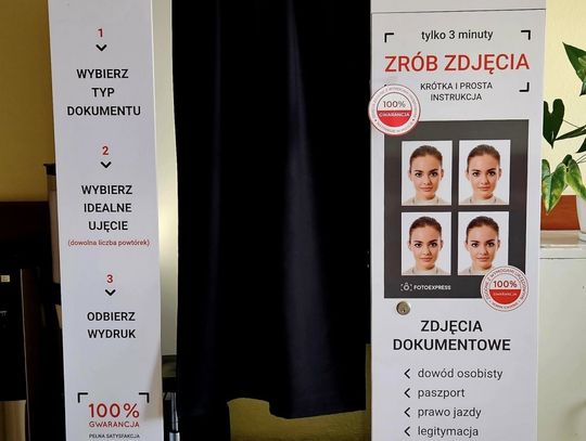 W Urzędzie Gminy Lubochnia dostępna jest fotobudka.