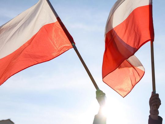 W Warszawie rozpoczęły się marsze organizowane przez sztaby Trzaskowskiego i Nawrockiego