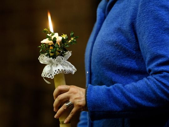 W Wielką Sobotę katolicy w kościołach święcą ogień, wodę i odnawiają przyrzeczenia chrzcielne