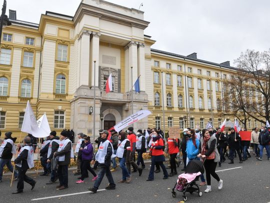 Warszawa: pod KPRM protestują pracownicy budżetówki