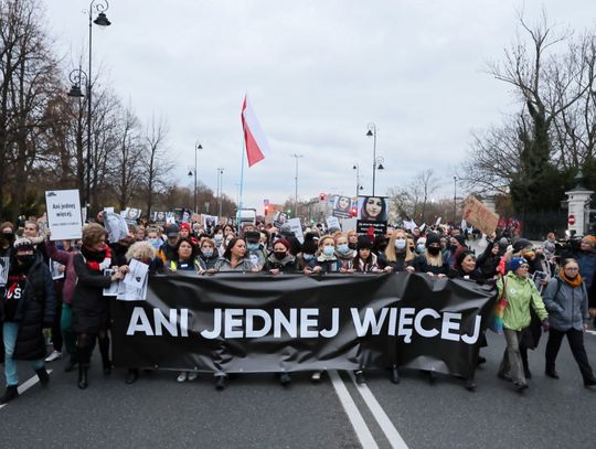 Warszawa: rozpoczął się protest pod hasłem "Ani jednej więcej" przed TK