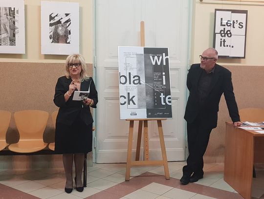 Wernisaż wystawy "Black White" autorstwa Piotra Abramczyka