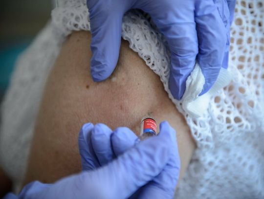Wiceminister zdrowia W.Kraska: seniorzy powinni się szczepić przeciwko COVID-19 i grypie