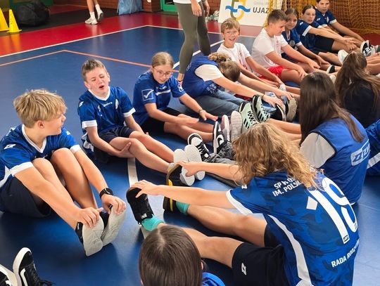 Wielka Olimpijska Lekcja WF w Niewiadowie. Dzieci ćwiczyły z mistrzami, a hala dudniła radością