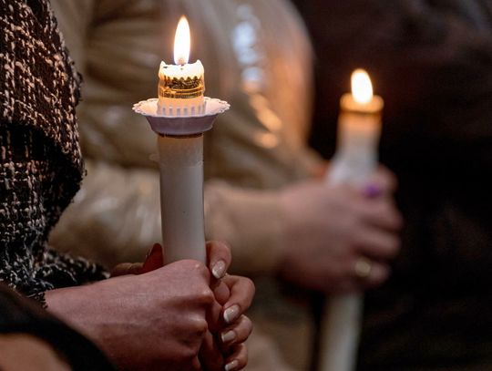 Wielka Sobota w Kościele katolickim to czas milczenia i zadumy; po zmroku odbywa się liturgia wigilii paschalnej