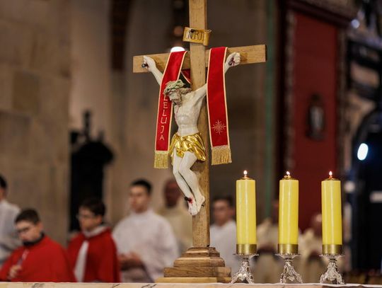 Wielka Sobota w Kościele katolickim to czas zadumy; po zmroku odbywa się liturgia Wigilii Paschalnej