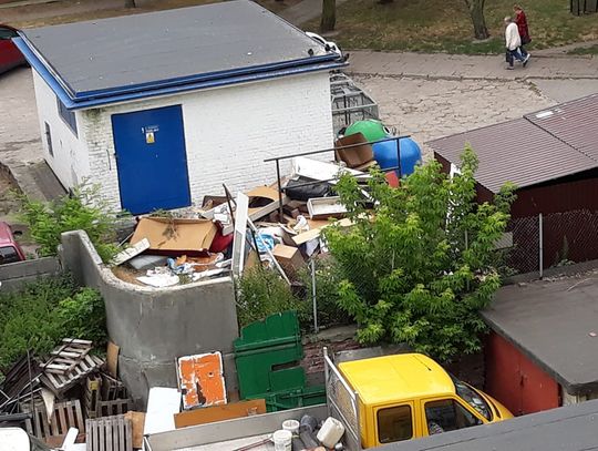 Wielkogabarytowe śmieci zalegają miesiącami