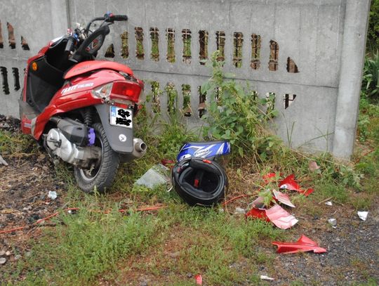 Wjechał motorowerem w słup