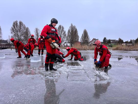 WOPR i policja ćwiczyli ratownictwo lodowe — praktyczne manewry, współpraca służb i edukacja dzieci