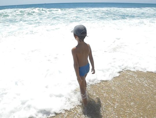 Wybierasz się z dzieckiem na plażę? Pamiętaj o jednej rzeczy