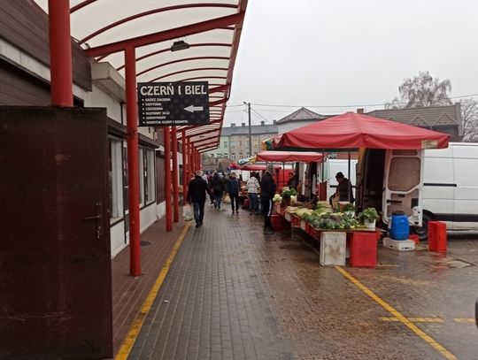 Wysokie stawki a klientów brak. Coraz trudniej handlować na tomaszowskim bazarze 