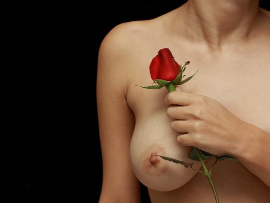 Wzrasta współczynnik umieralności na raka piersi. Sytuacja jest alarmująca, a Polki wciąż zbyt rzadko wykonują samobadanie