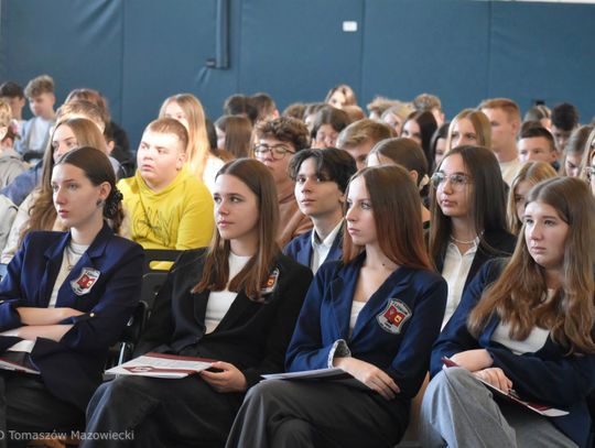 Z I LO do laboratoriów UŁ — młodzi badacze podsumowali program Zdolny uczeń – świetny student; rekrutacja do IX edycji trwa
