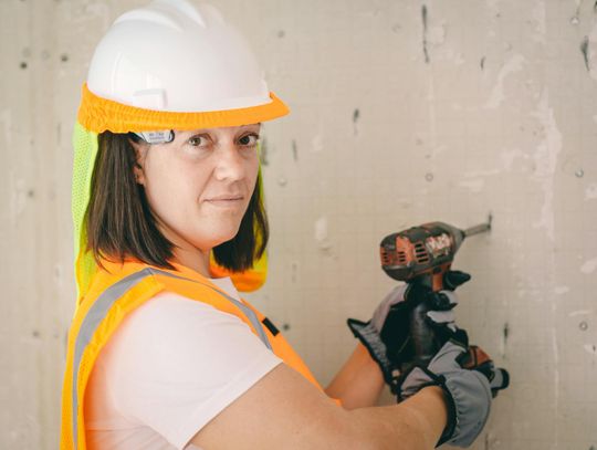 Z jakimi materiałami pracuje wiertarka?