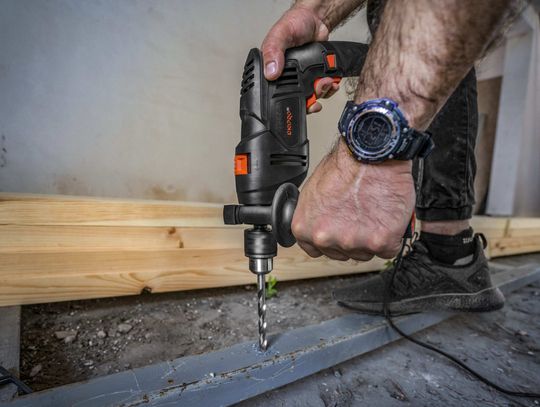 Z jakimi materiałami pracuje wiertarka?