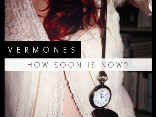 Z szeroko otwartymi ustami