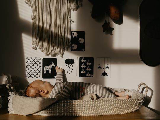 Zabawy sensoryczne dla niemowląt - pomysły na każdy dzień