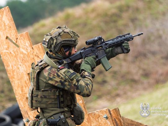 Zajęcia strzeleckie 9 Łódzkiej Brygady Obrony Terytorialnej z 1 Warszawską Brygadą Pancerną