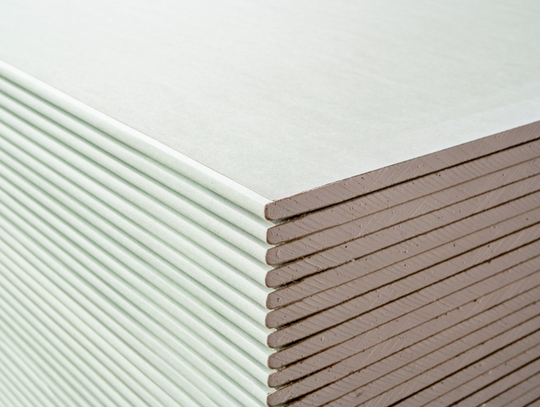 Zalety stosowania płyt gipsowych akustycznych