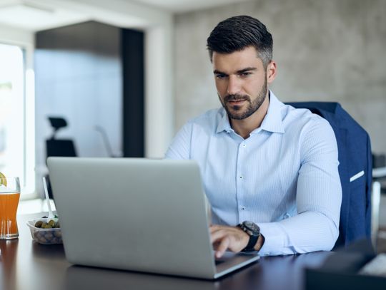 Zapomniane źródło płynności? Jak faktoring ratuje małe i średnie firmy w kryzysie