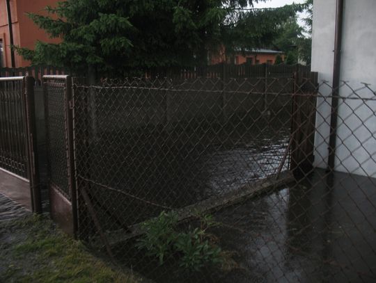 Zawadzka znów zalana po burzy - efekt budowy dojazdu do trasy szybkiego ruchu.