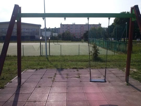 Zepsuty plac zabaw na Niebrowie