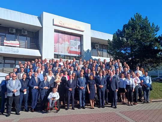 Zjazd Ruchu Narodowego woj. łódzkiego w Piotrkowie. Reportaż z sali pełnej biało-czerwonej energii