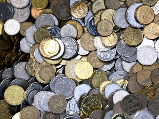 Złoty w poniedziałek słabszy, euro kosztuje 4,7 zł