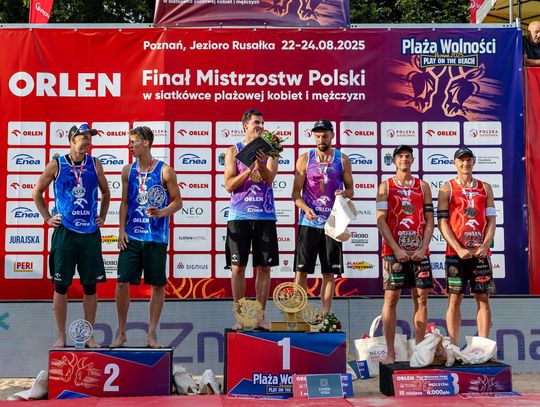 „Żołnierz 25. Brygady Kawalerii Powietrznej z brązowym medalem Mistrzostw Polski 2025 w siatkówce plażowej”