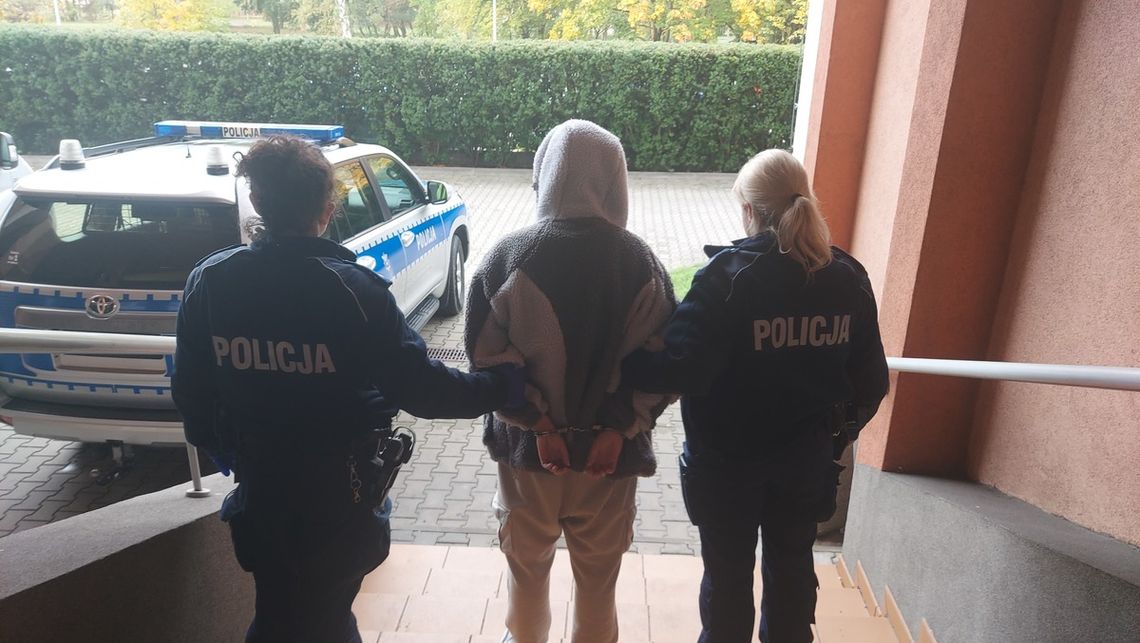 27-latka tymczasowo aresztowana. Policja zabezpieczyła ponad 200 gramów narkotyków Na zdjęciu: umundurowane funkcjonariuszki Policji z zatrzymaną 27-latką.