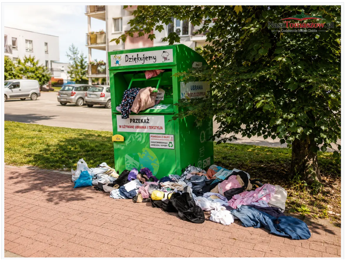 33 pojemniki, 1408 zł rocznie, czasem sprząta ZDP. Kto odpowiada za kontenery na odzież w Tomaszowie? 33 pojemniki, 1408 zł rocznie, czasem sprząta ZDP. Kto odpowiada za kontenery na odzież w Tomaszowie?
