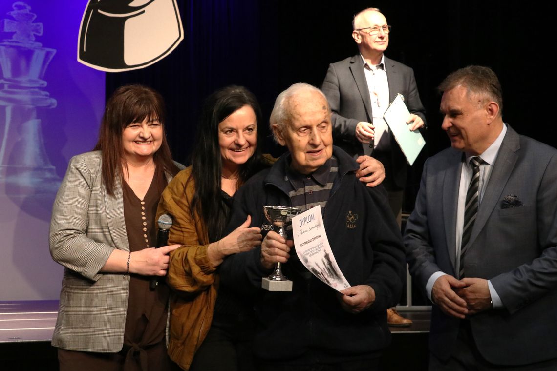 77 zawodników (7–94 lata), trzy kategorie i powrót szachów do szkół