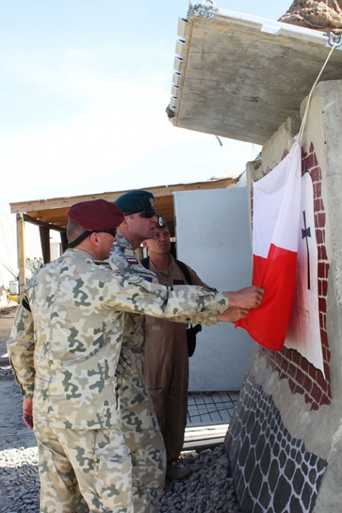 Afganistan: tablica ku czci śp. sierż. Zbigniewa Biskupa i wyróżnienia dla żołnierzy SGPSz podczas ostatniej zbiórki X zmiany PKW Afganistan: tablica ku czci śp. sierż. Zbigniewa Biskupa i wyróżnienia dla żołnierzy SGPSz podczas ostatniej zbiórki X zmiany PKW