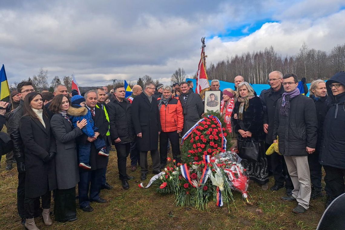 Ambasador Rosji S. Andrejew złożył wieniec w Pieniężnie, został wygwizdany i zakrzyczany