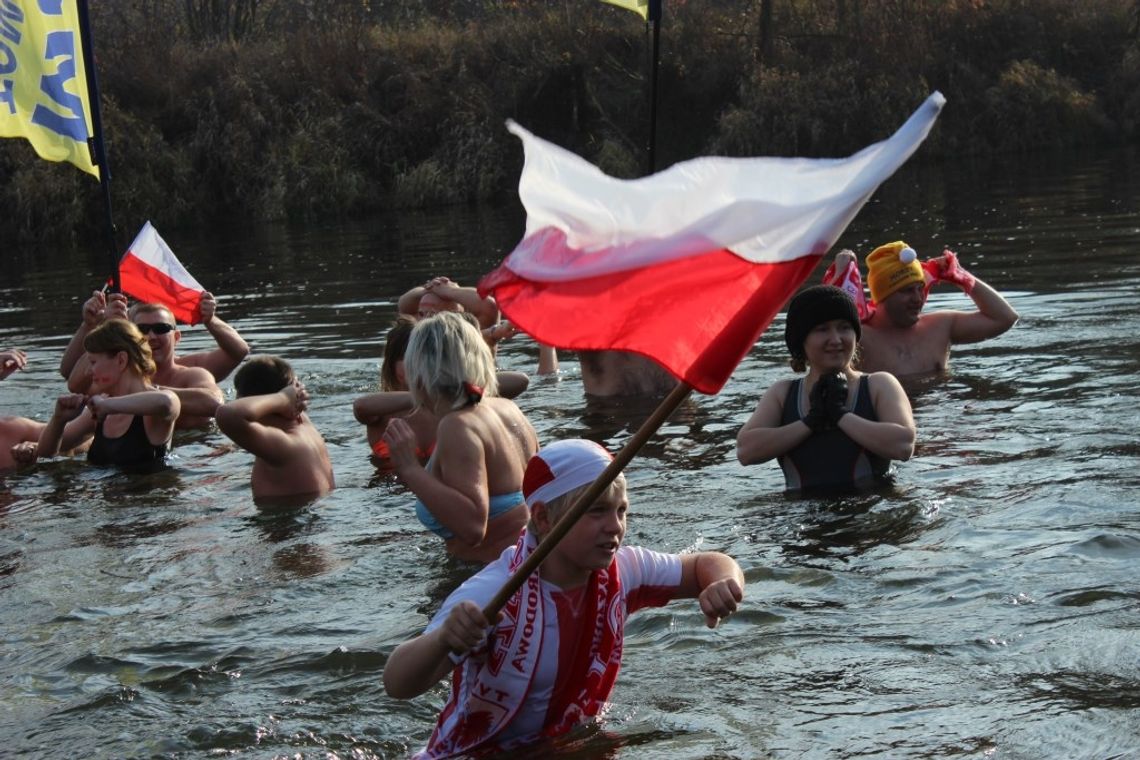 Amber uczcił Święto Niepodległości na wodzie i w wodzie