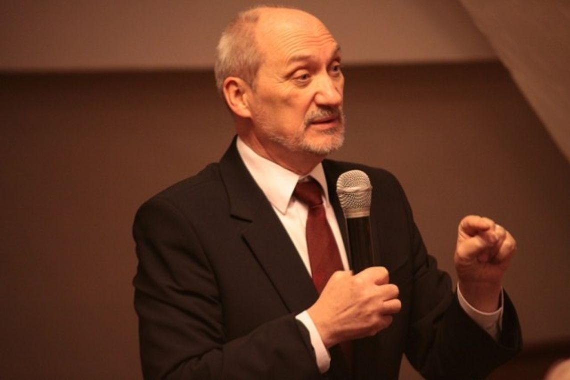 Armia w rękach Macierewicza