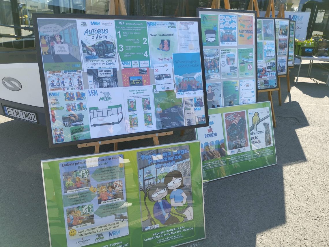 „Autobus z klasą” w Tomaszowie. Młodzież zaprojektowała plakaty do miejskich autobusów