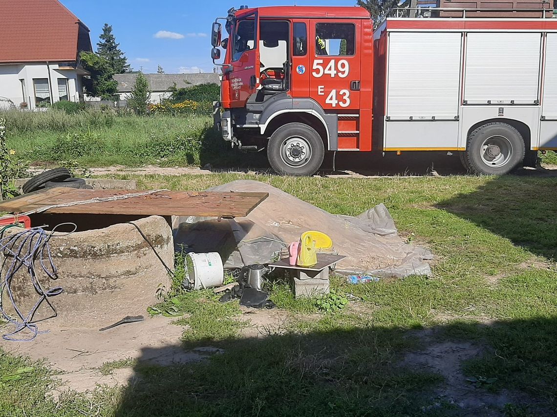 Babcia w studni, wnuczka za stodołą